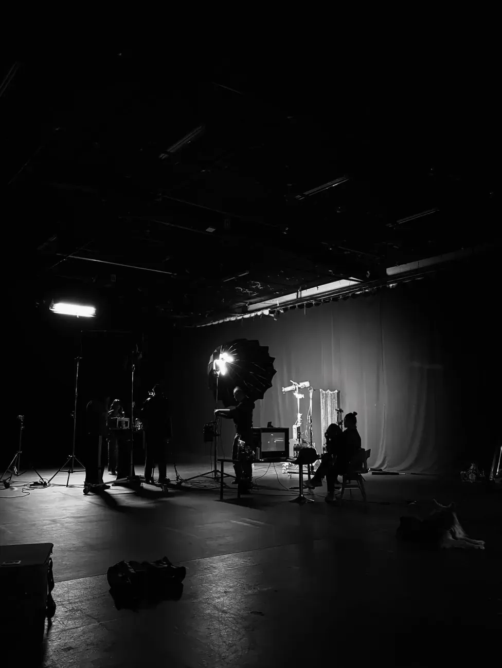 Set de produção audiovisual em preto e branco.